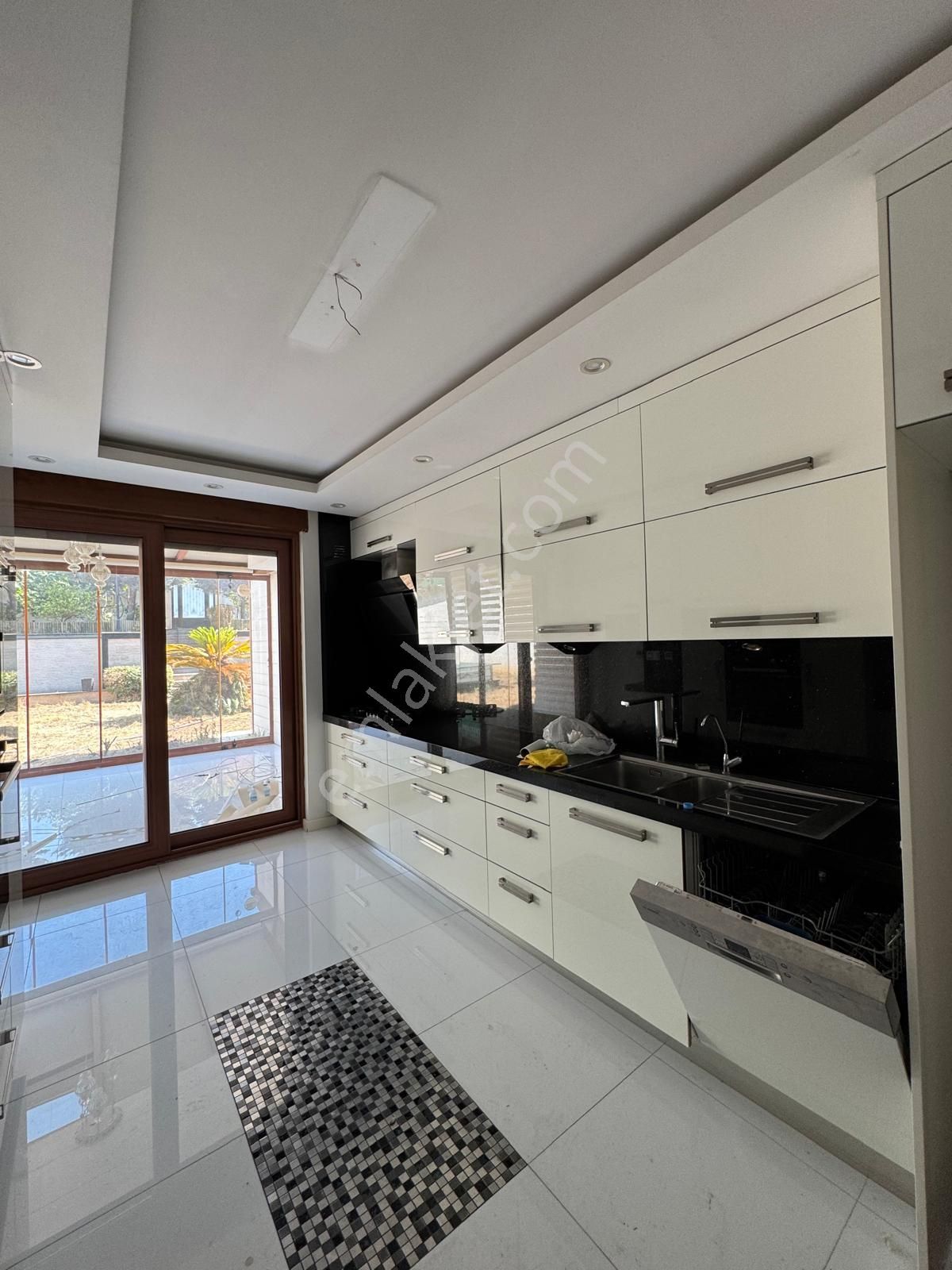 Çengelköy 'de Manzaralı Müstakıl Havuzlu Kiralık Villa - Görsel 9