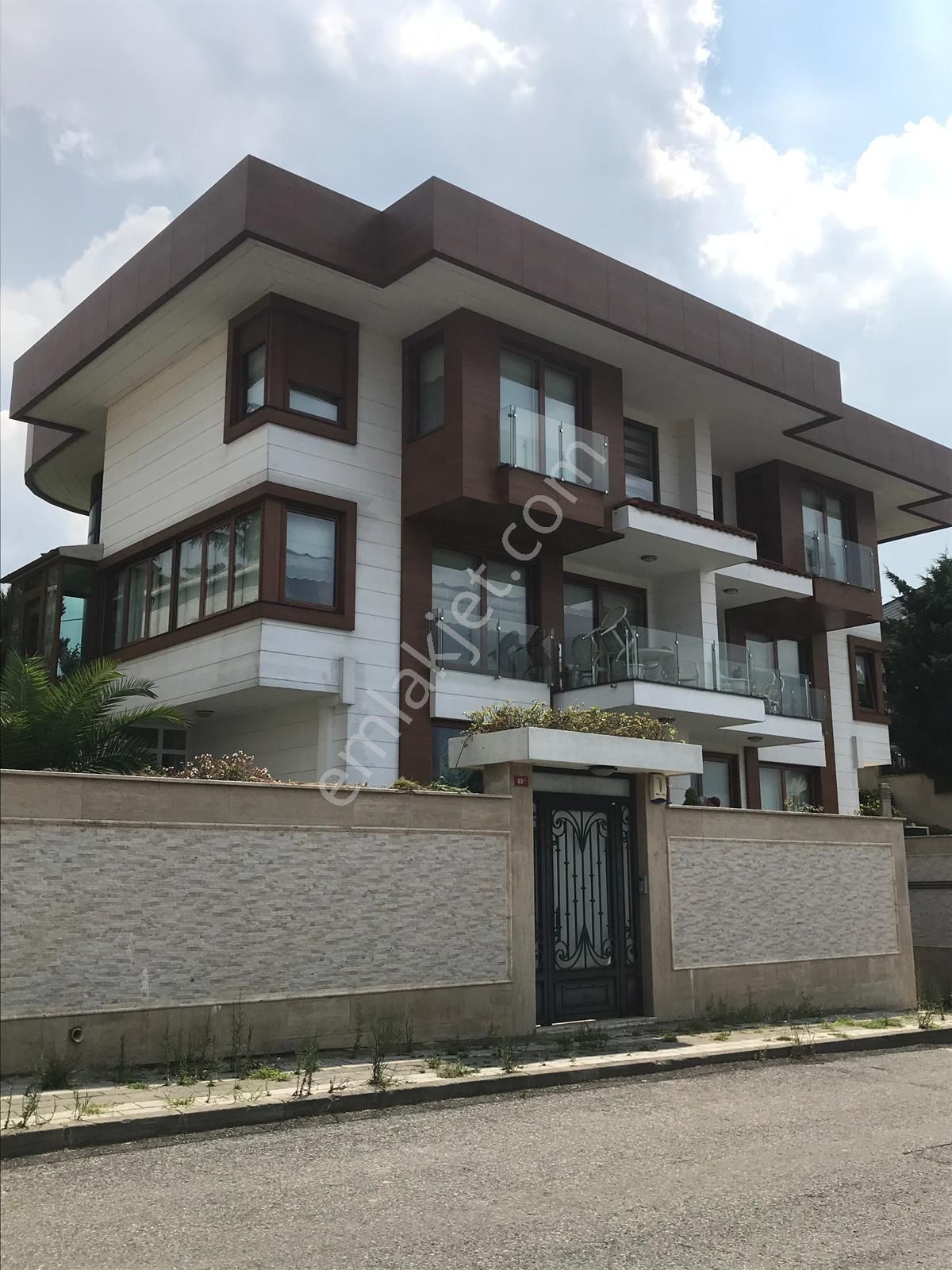 Çengelköy 'de Manzaralı Müstakıl Havuzlu Kiralık Villa - Görsel 2