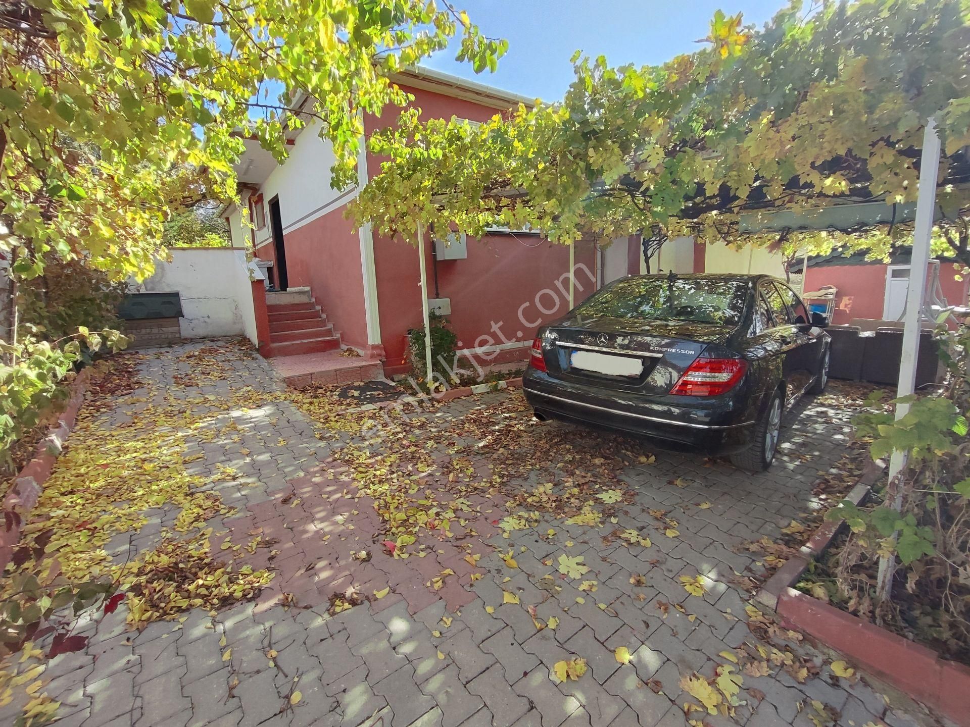 Sirkeli'de İçerisinde 2+1 Tapulu Müstakil Ev Bulunan 743m2 İmarlı Villa Parseli Tuğrul Emlaktan - Görsel 2