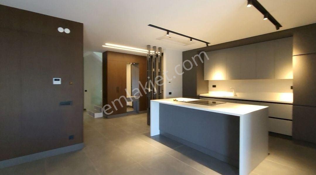 Kuşadası Soğucak'ta Deniz Manzaralı Trıbleks Akıllı Villa - Görsel 15