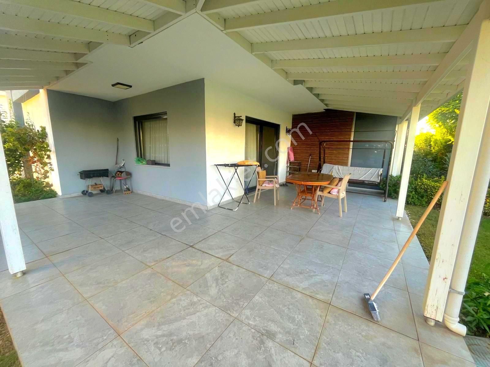 Kuşadasında Plaja Yakın Havuzlu Sitede Otoparklı Bahçeli 3+1 Yazlık - Görsel 32