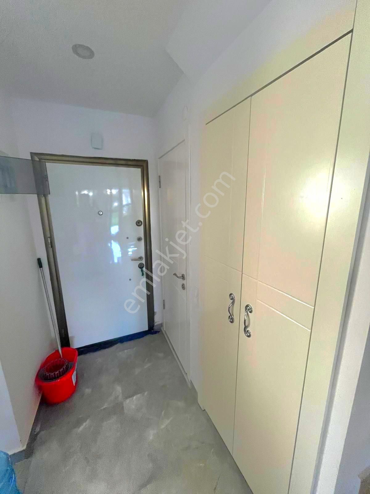 Kuşadasında Plaja Yakın Havuzlu Sitede Otoparklı Bahçeli 3+1 Yazlık - Görsel 10