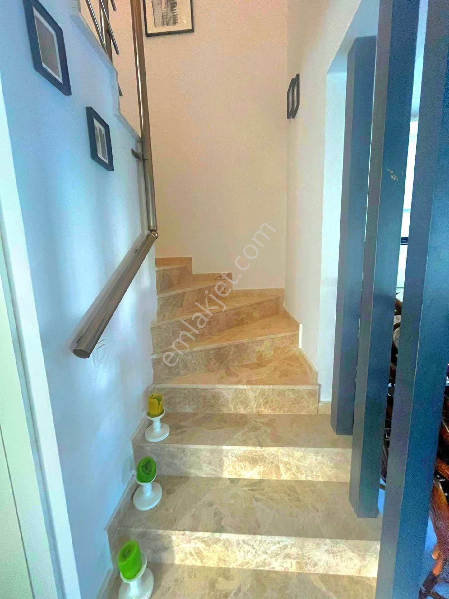 Kuşadasında Plaja Yakın Havuzlu Sitede Otoparklı Bahçeli 3+1 Yazlık - Görsel 27