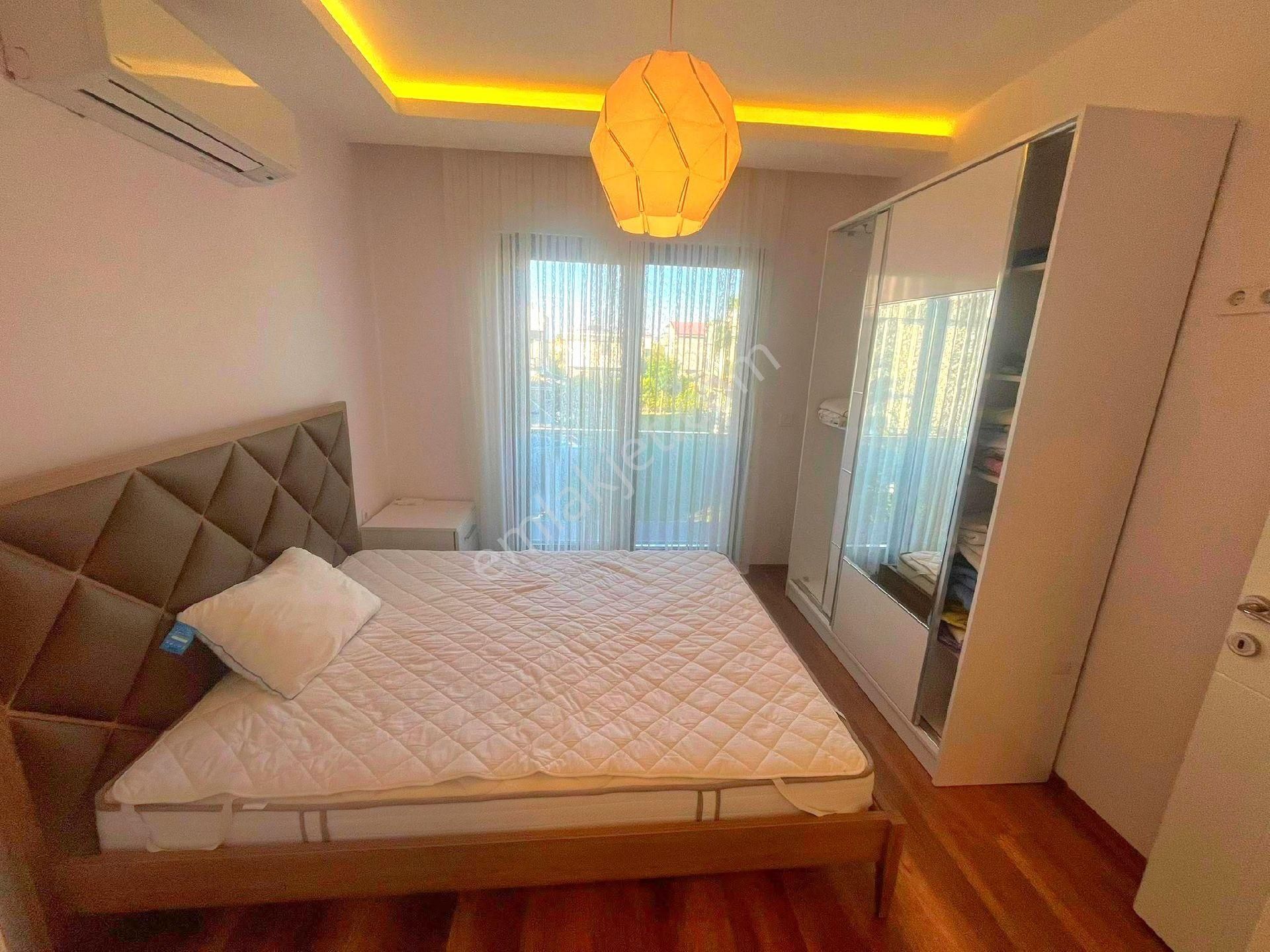 Kuşadasında Plaja Yakın Havuzlu Sitede Otoparklı Bahçeli 3+1 Yazlık - Görsel 19