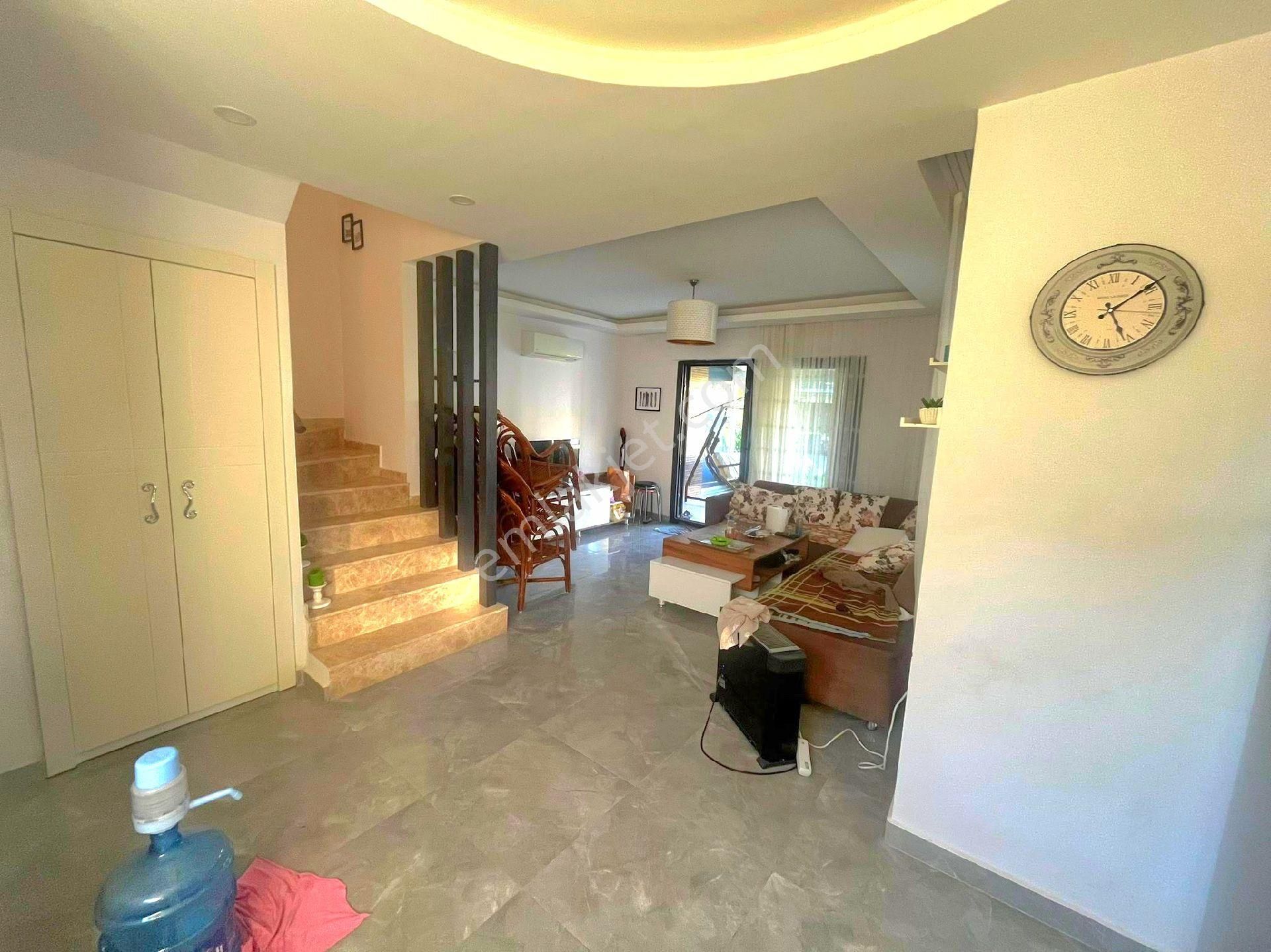 Kuşadasında Plaja Yakın Havuzlu Sitede Otoparklı Bahçeli 3+1 Yazlık - Görsel 28