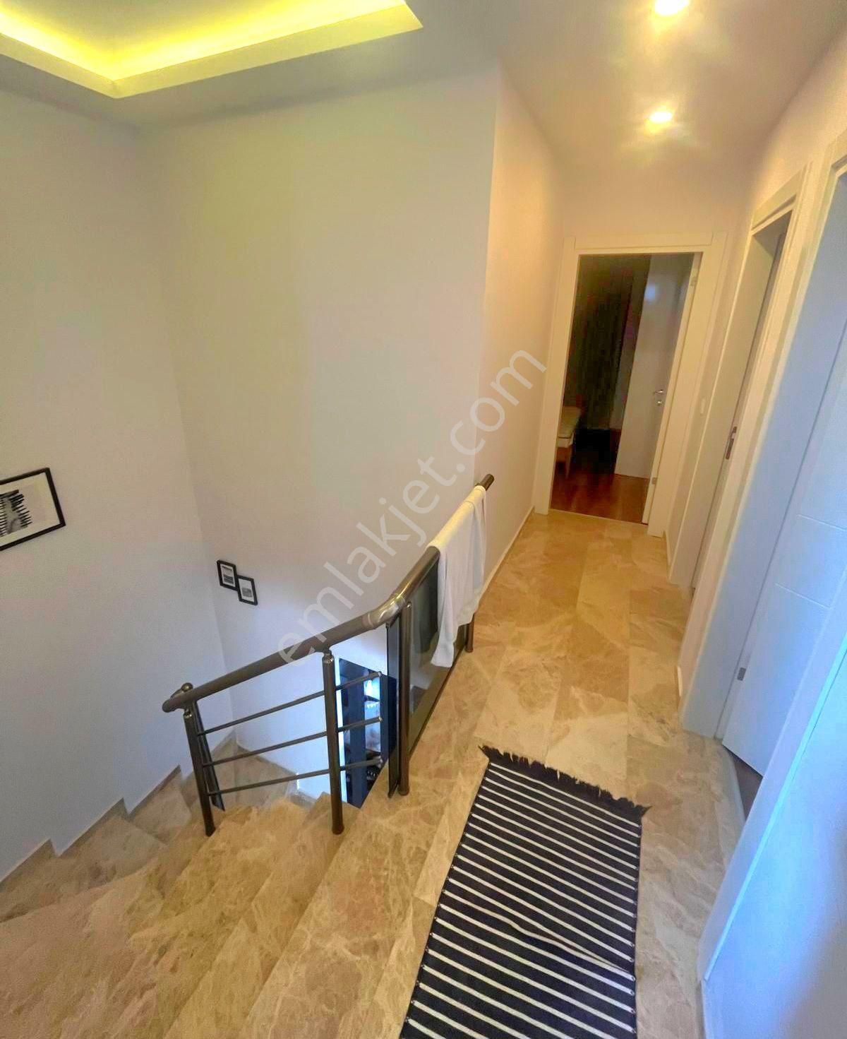 Kuşadasında Plaja Yakın Havuzlu Sitede Otoparklı Bahçeli 3+1 Yazlık - Görsel 17