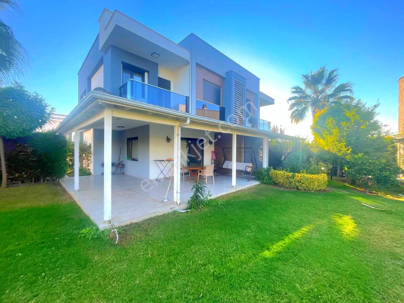 Kuşadasında Plaja Yakın Havuzlu Sitede Otoparklı Bahçeli 3+1 Yazlık - Görsel 33