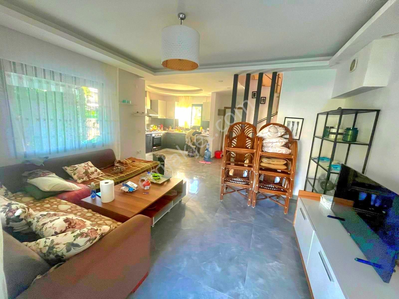 Kuşadasında Plaja Yakın Havuzlu Sitede Otoparklı Bahçeli 3+1 Yazlık - Görsel 8