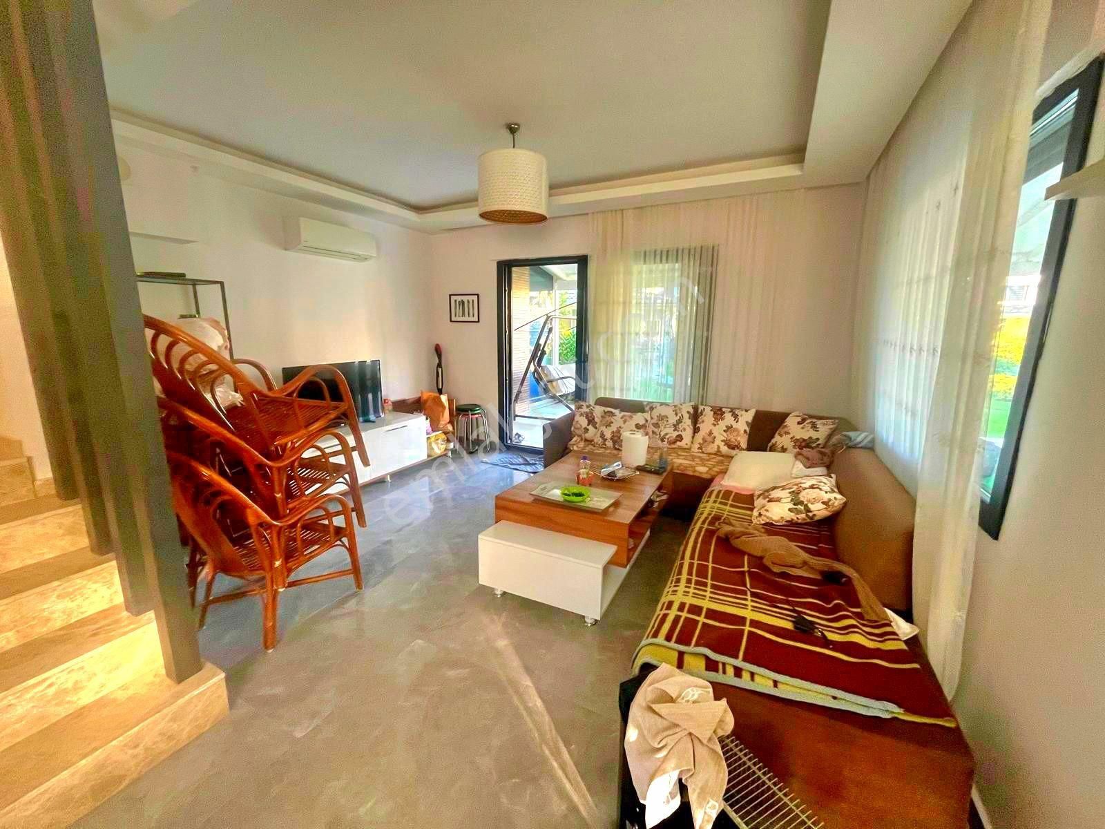 Kuşadasında Plaja Yakın Havuzlu Sitede Otoparklı Bahçeli 3+1 Yazlık - Görsel 7