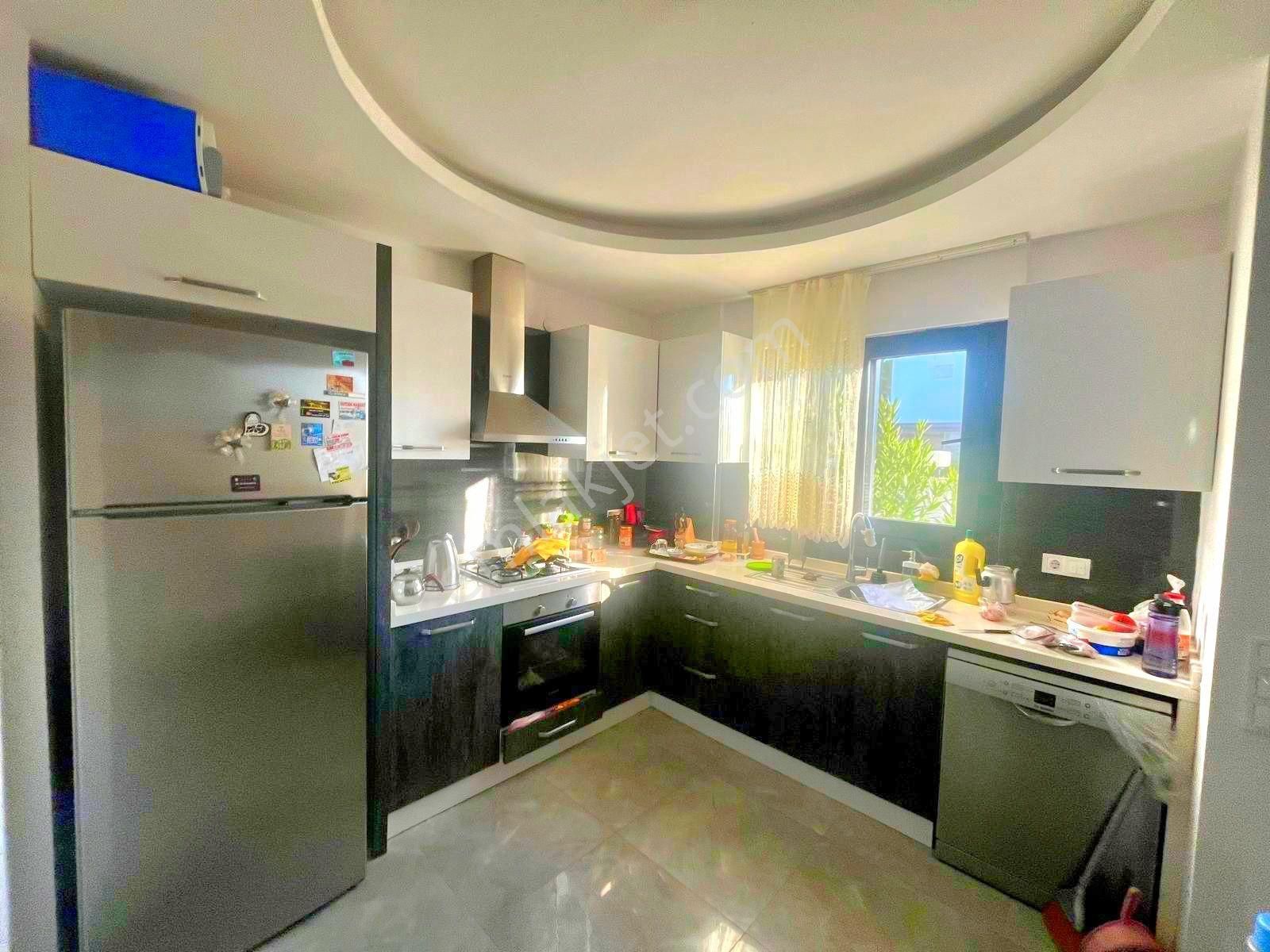 Kuşadasında Plaja Yakın Havuzlu Sitede Otoparklı Bahçeli 3+1 Yazlık - Görsel 9