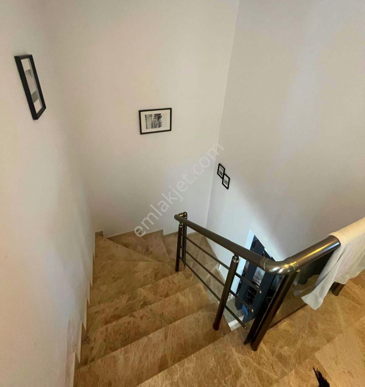 Kuşadasında Plaja Yakın Havuzlu Sitede Otoparklı Bahçeli 3+1 Yazlık - Görsel 12