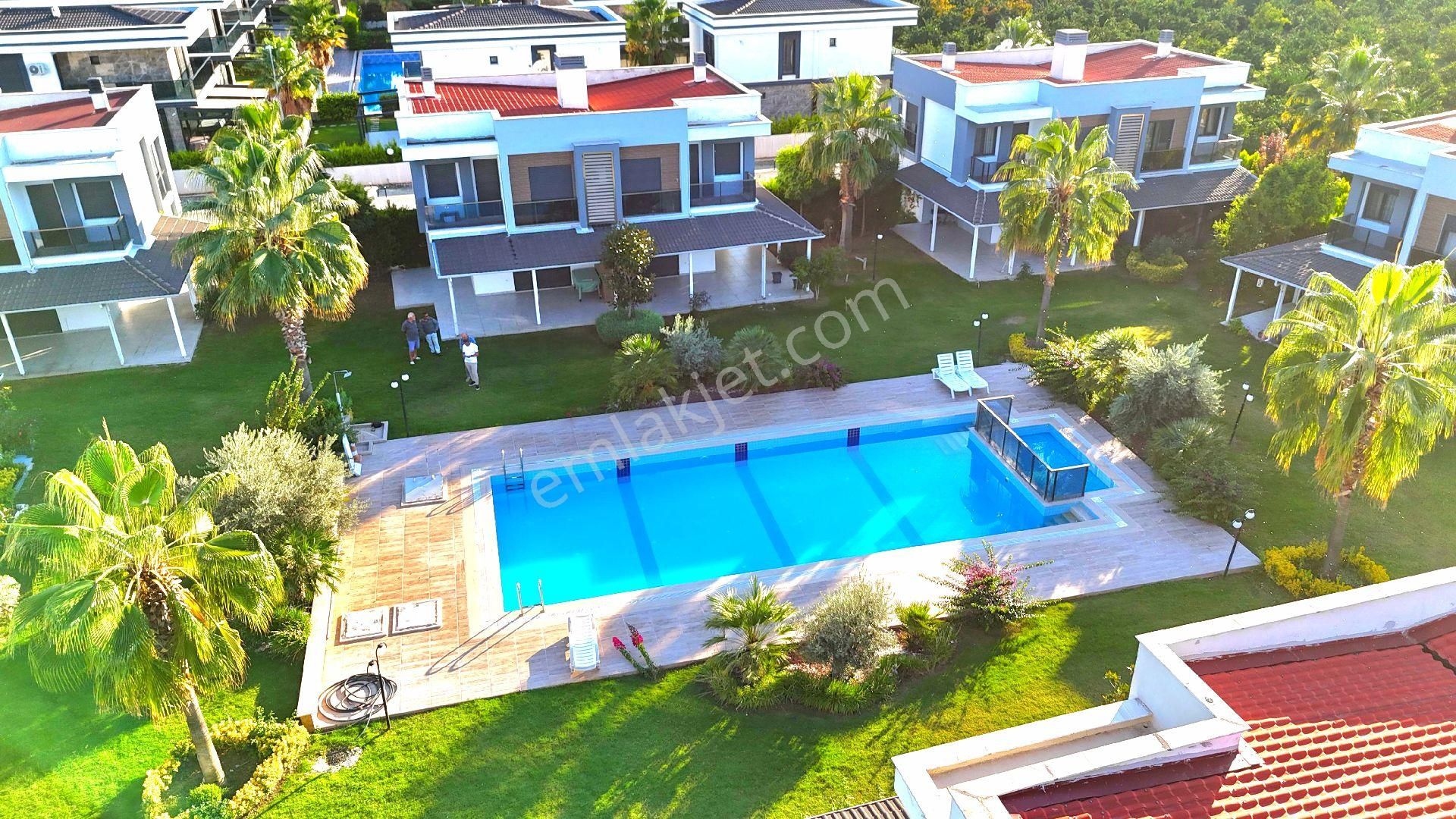 Kuşadasında Plaja Yakın Havuzlu Sitede Otoparklı Bahçeli 3+1 Yazlık - Görsel 34