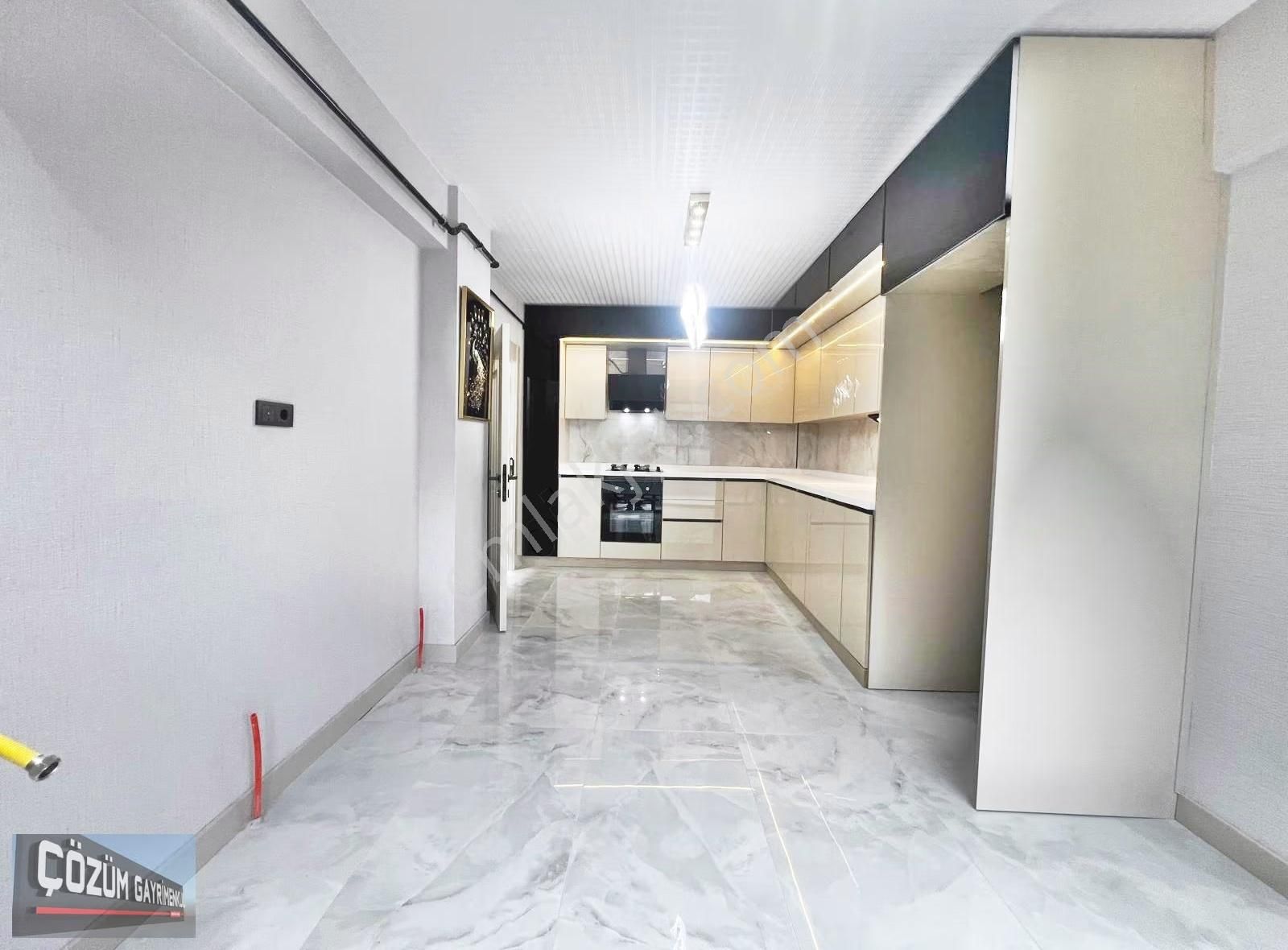 Çözüm'den Merkezde Sıfır 3+1 Katta Ön Cephe Çift Banyolu Daire - Görsel 11
