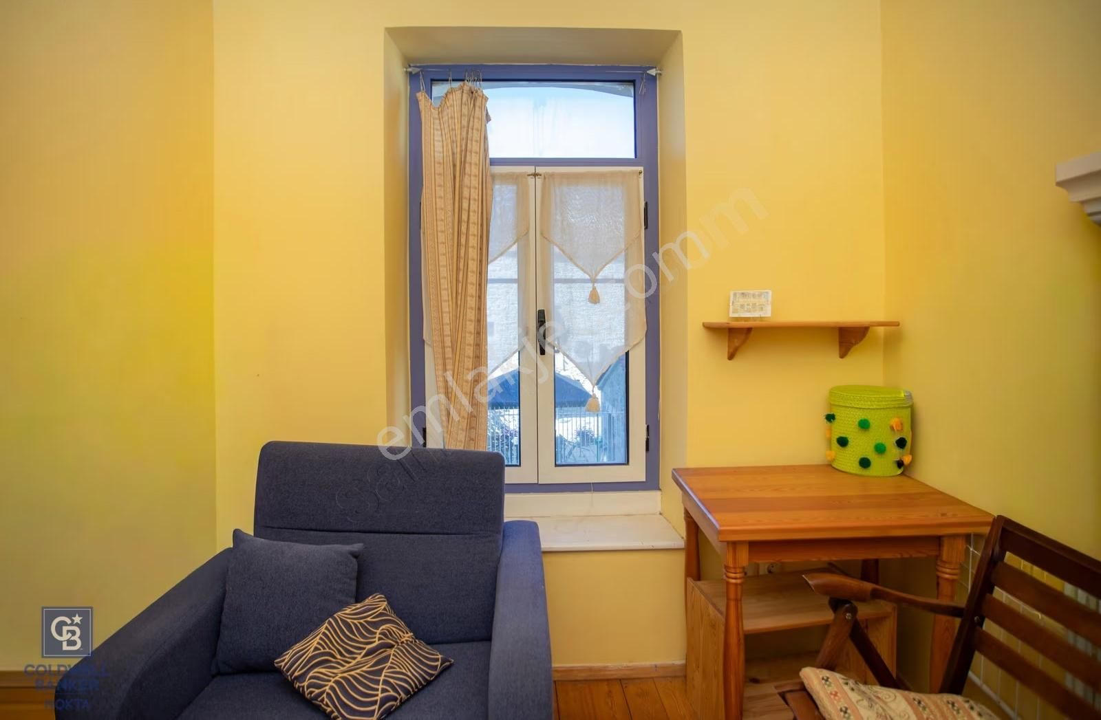 Eski Foça'da Satılık Tarihi Tescilli Taş Bina - Görsel 2