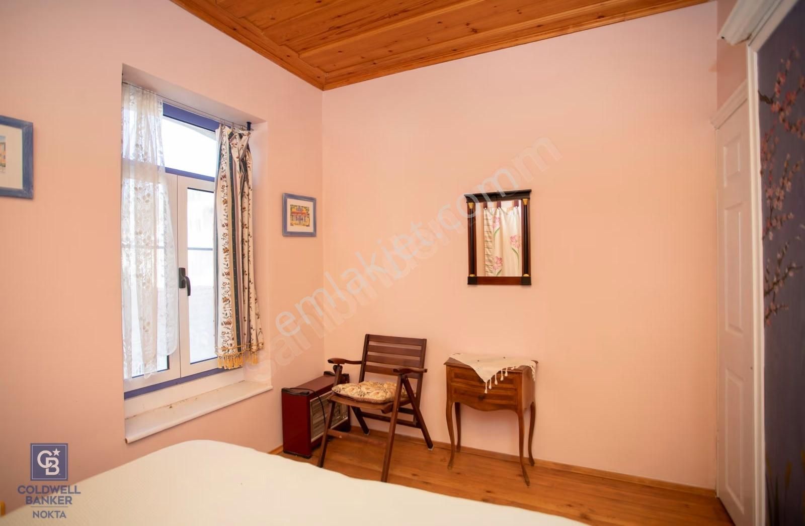 Eski Foça'da Satılık Tarihi Tescilli Taş Bina - Görsel 28