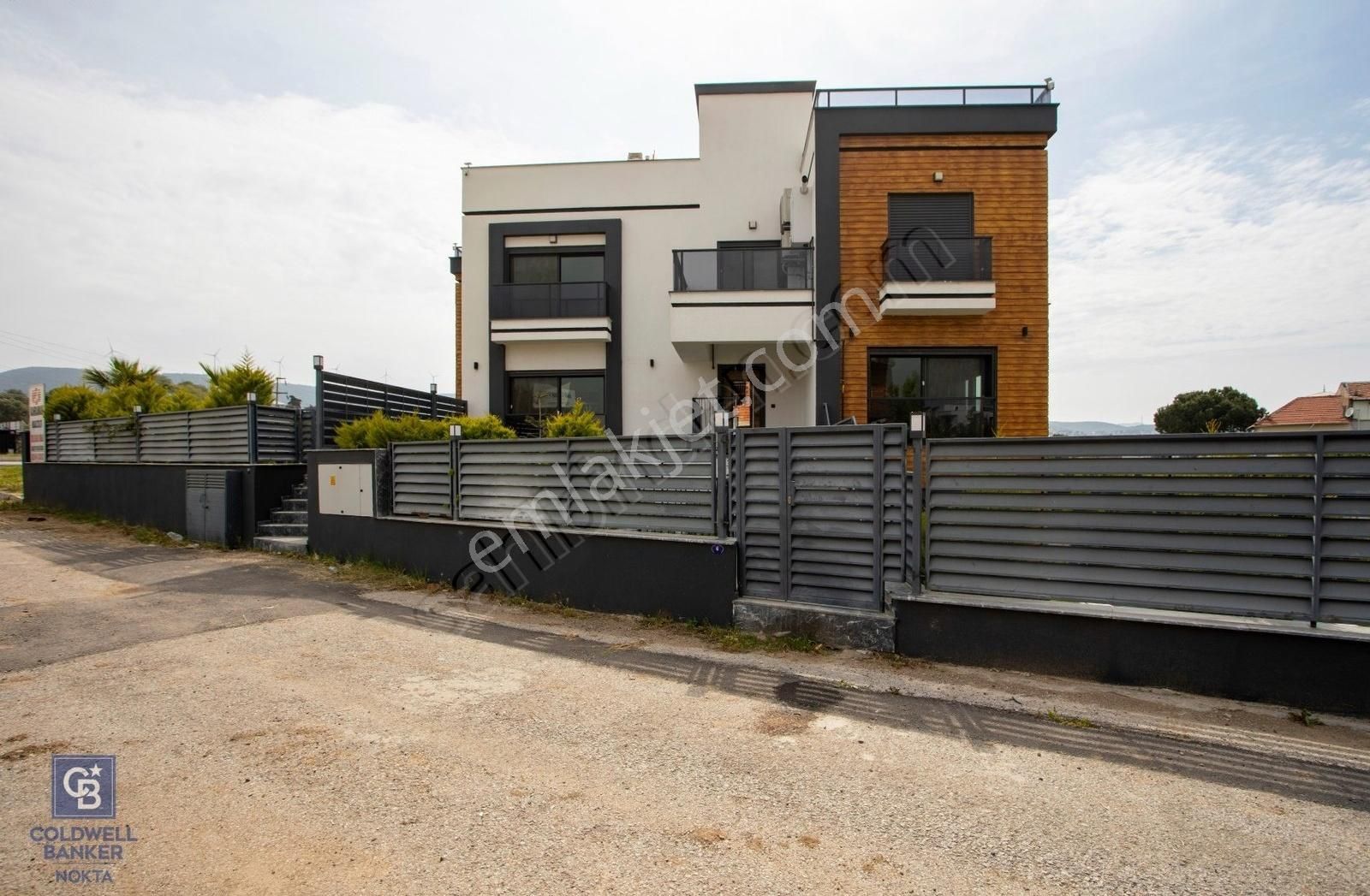 Yenifoça Cumhuriyet Mah. Satılık Havuzlu Lüks Villa - Görsel 15