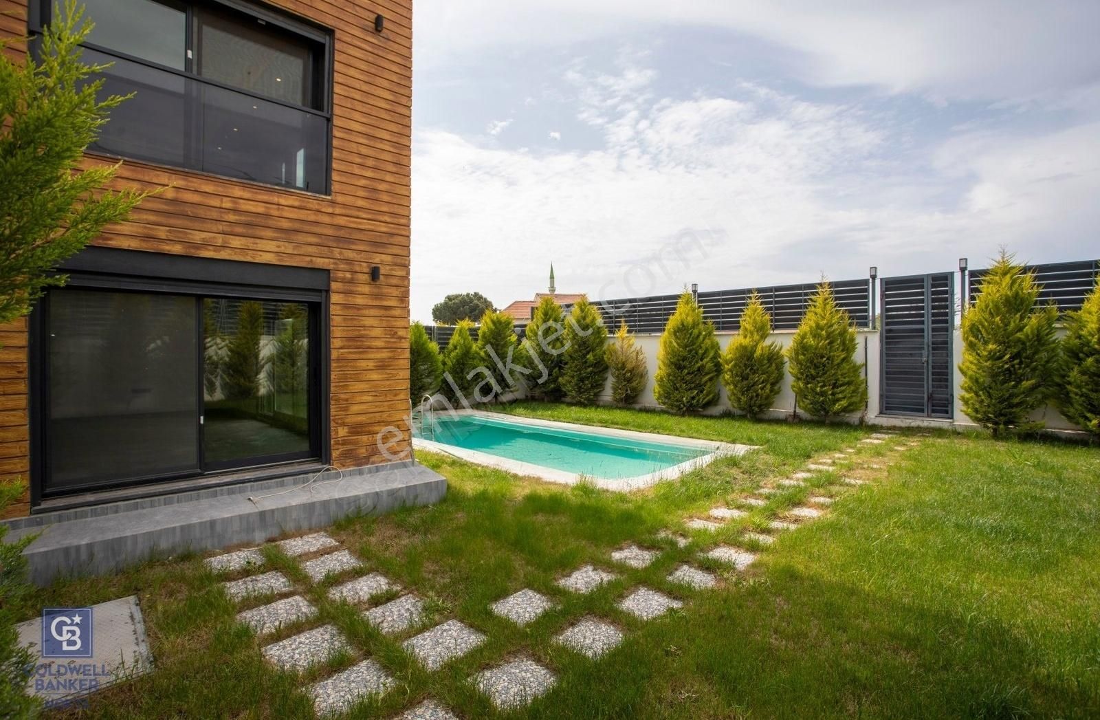 Yenifoça Cumhuriyet Mah. Satılık Havuzlu Lüks Villa - Görsel 24