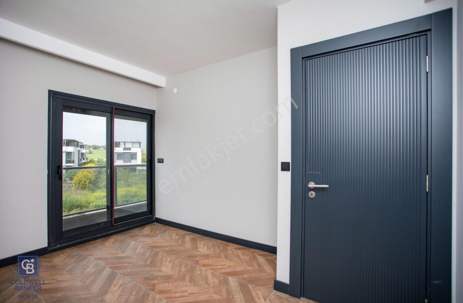 Yenifoça Cumhuriyet Mah. Satılık Havuzlu Lüks Villa - Görsel 4