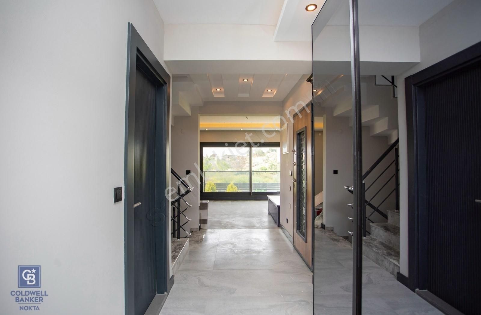 Yenifoça Cumhuriyet Mah. Satılık Havuzlu Lüks Villa - Görsel 28