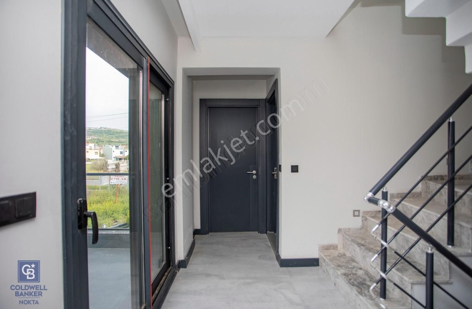 Yenifoça Cumhuriyet Mah. Satılık Havuzlu Lüks Villa - Görsel 27