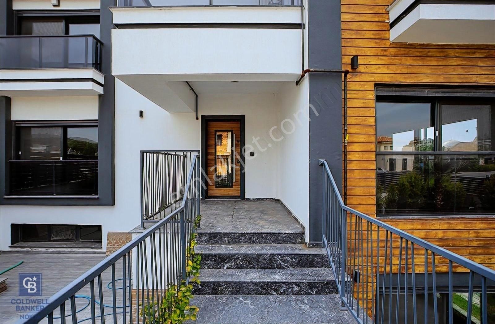 Yenifoça Cumhuriyet Mah. Satılık Havuzlu Lüks Villa - Görsel 26