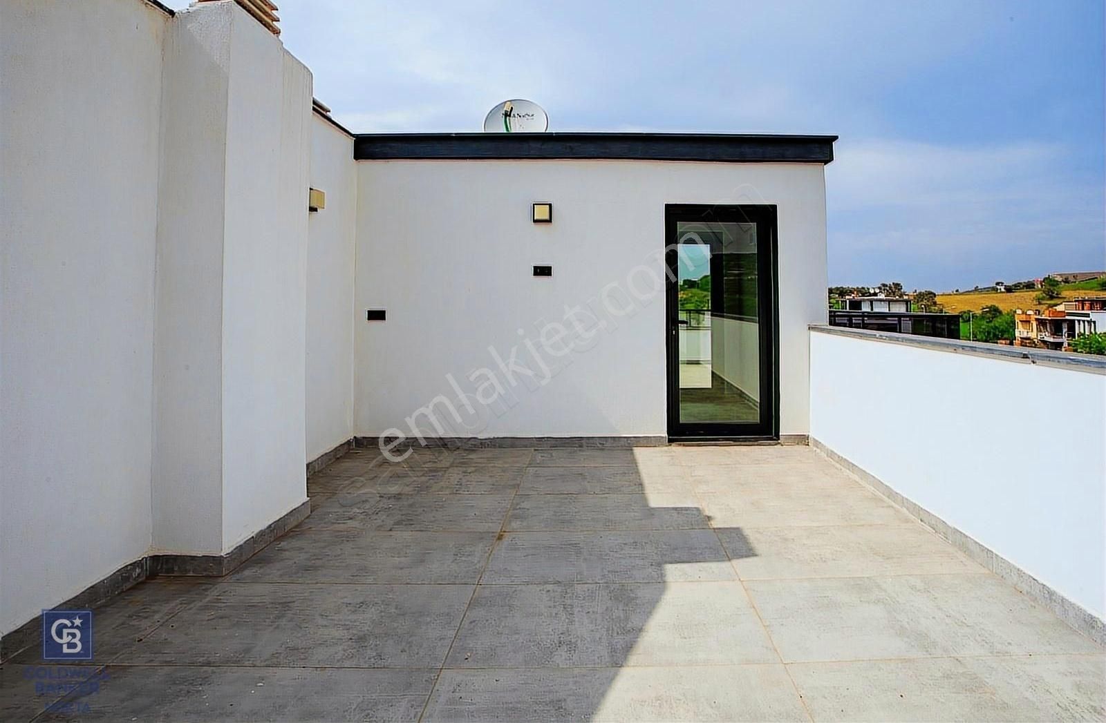 Yenifoça Cumhuriyet Mah. Satılık Havuzlu Lüks Villa - Görsel 13