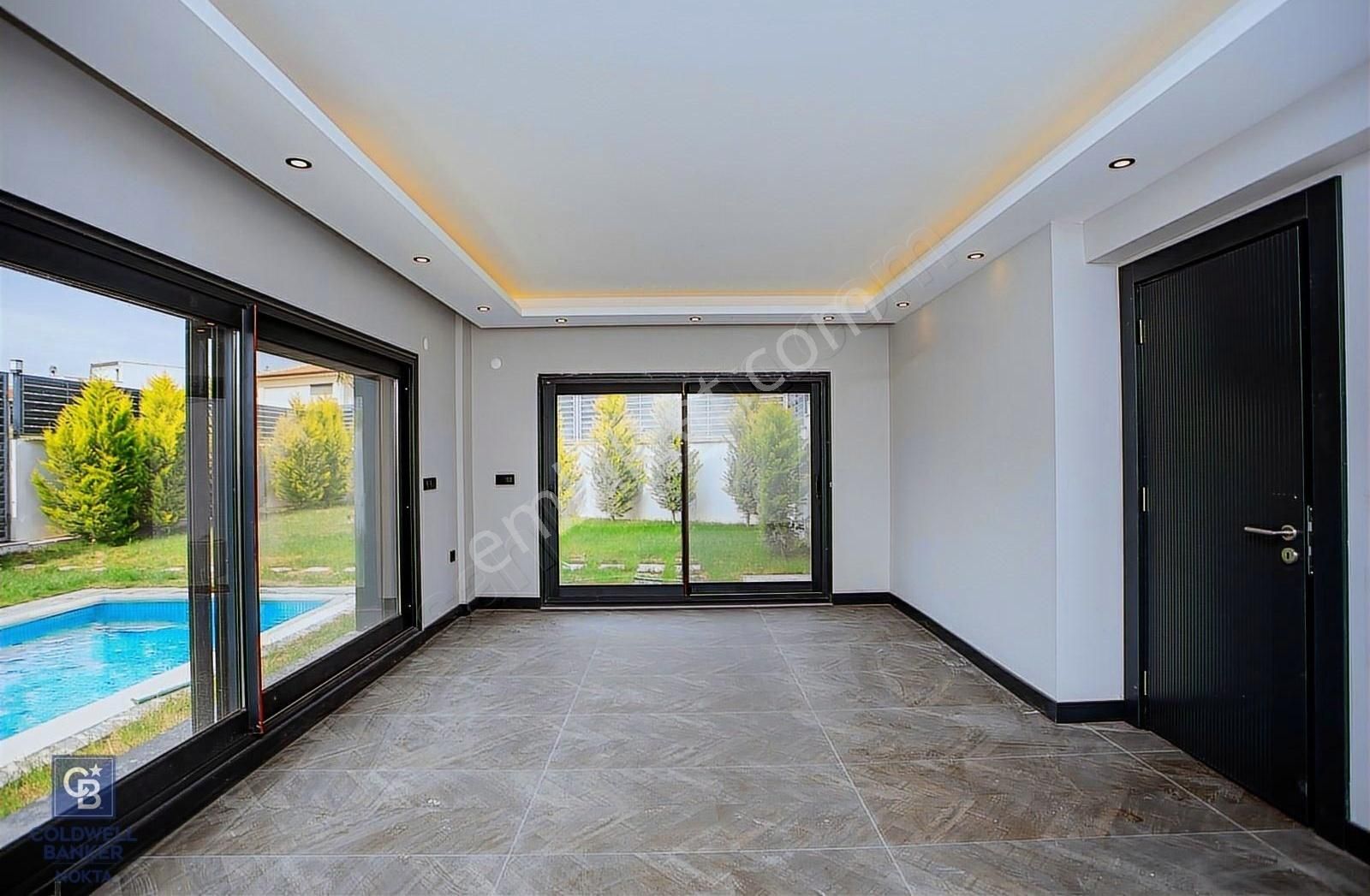 Yenifoça Cumhuriyet Mah. Satılık Havuzlu Lüks Villa - Görsel 16