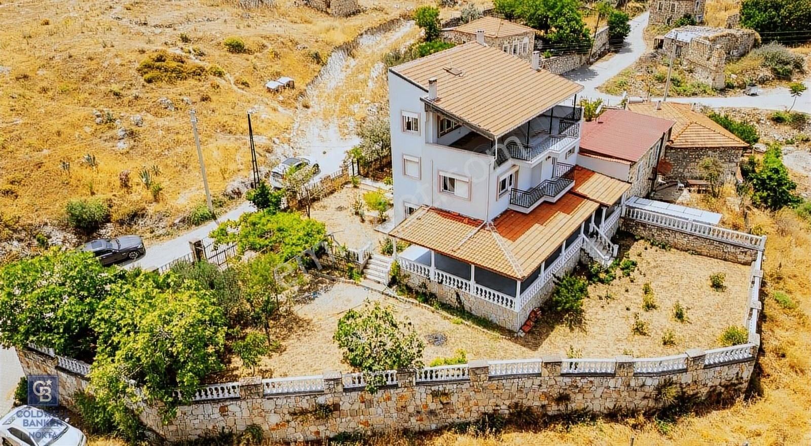 Foça Kozbeyli'de Satılık Tripleks Müstakil Ev Ve Arazi - Görsel 10