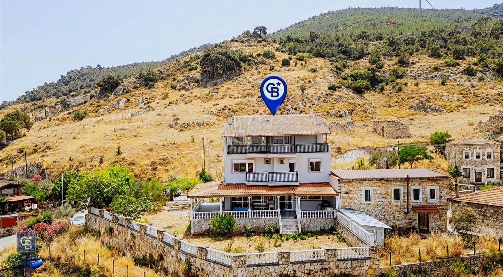 Foça Kozbeyli'de Satılık Tripleks Müstakil Ev Ve Arazi