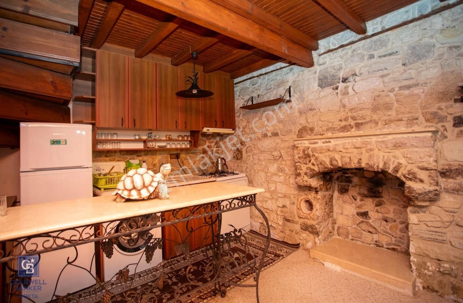 Eski Foça'da Satılık Tescilli Tarihi Müstakil Taş Ev - Görsel 3