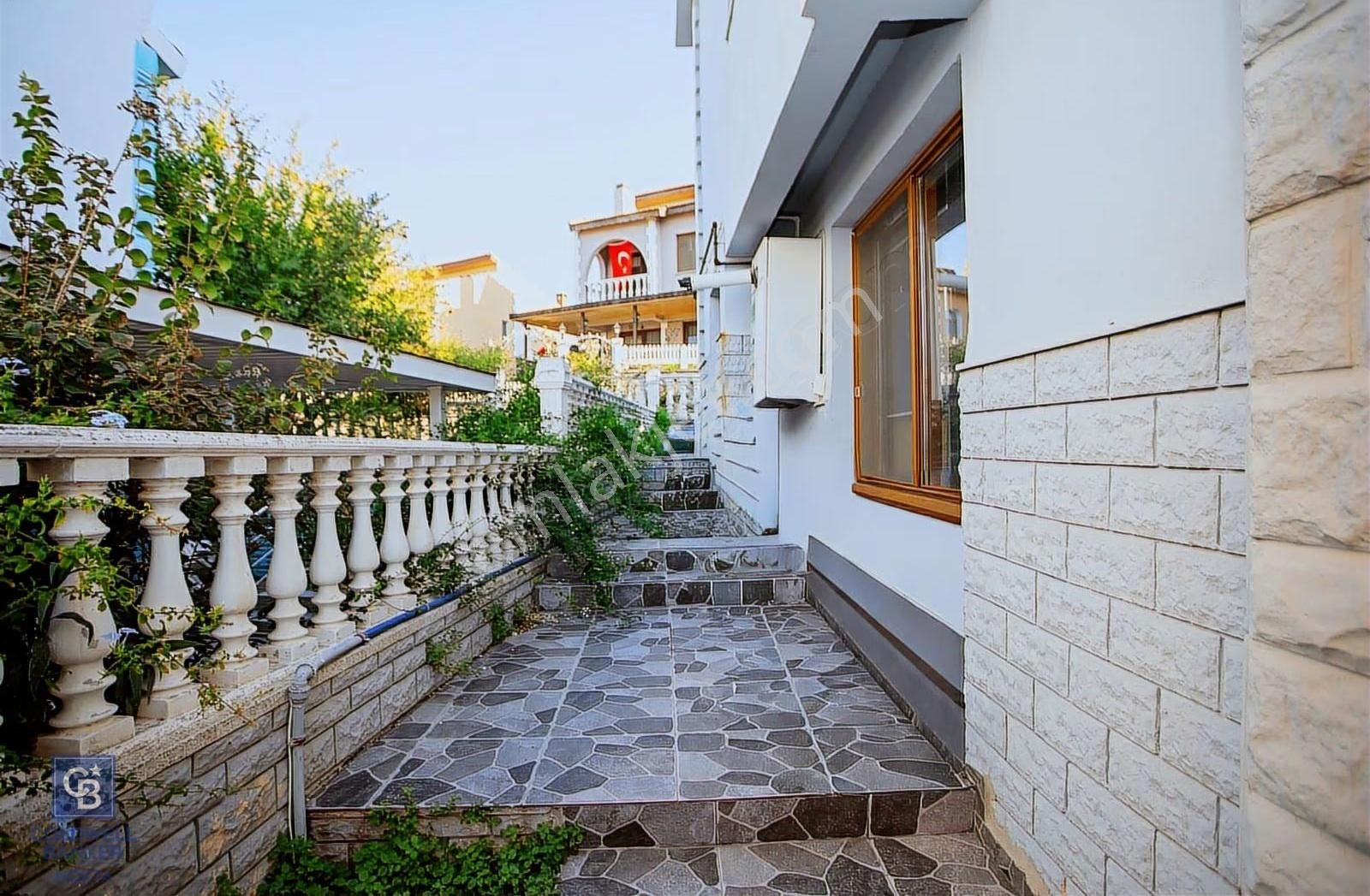 Yenifoça Donatkentte Satılık 3+1 Eşyalı Müstakil Villa - Görsel 11