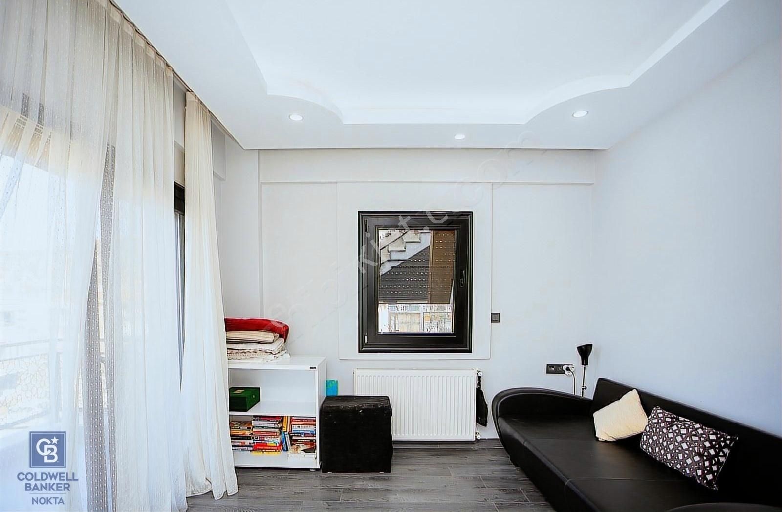 Yenifoça'da Deniz Manzaralı Satılık 3+2 Tripleks Villa - Görsel 25