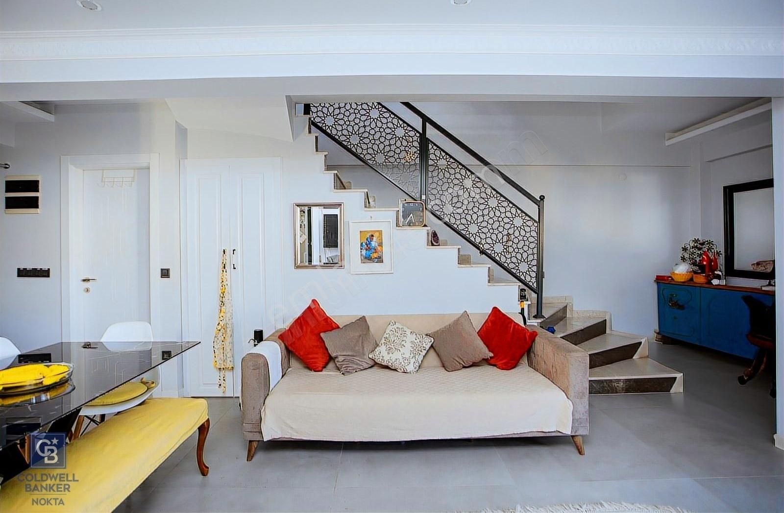 Yenifoça'da Deniz Manzaralı Satılık 3+2 Tripleks Villa - Görsel 24