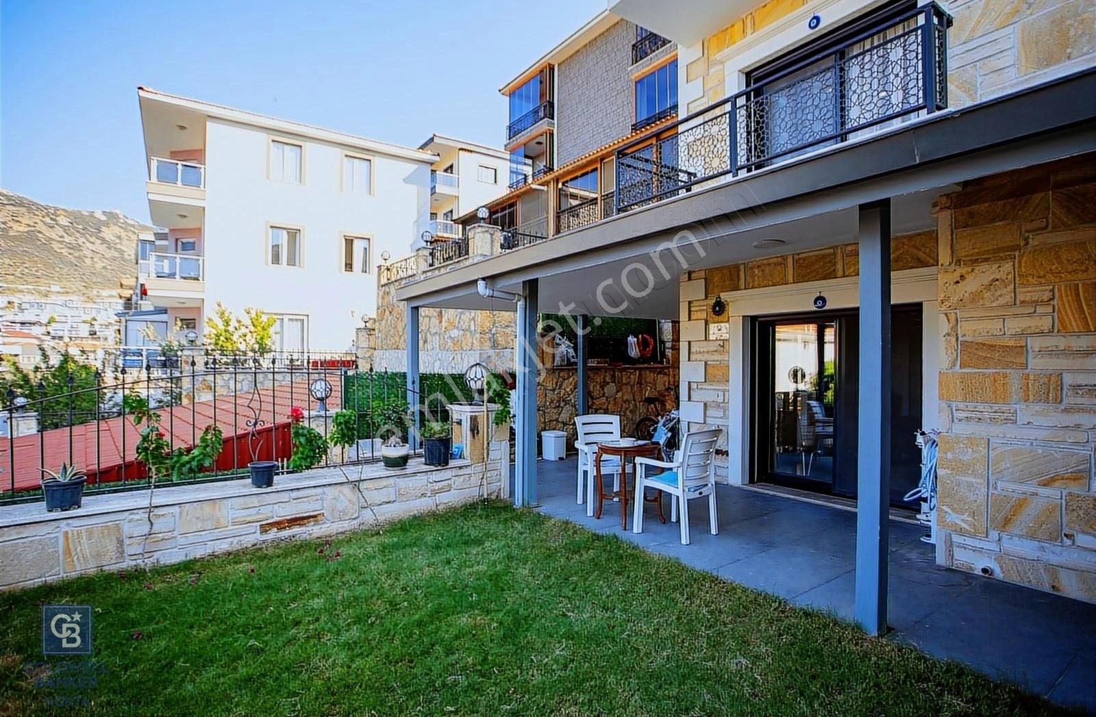 Yenifoça'da Deniz Manzaralı Satılık 3+2 Tripleks Villa - Görsel 5