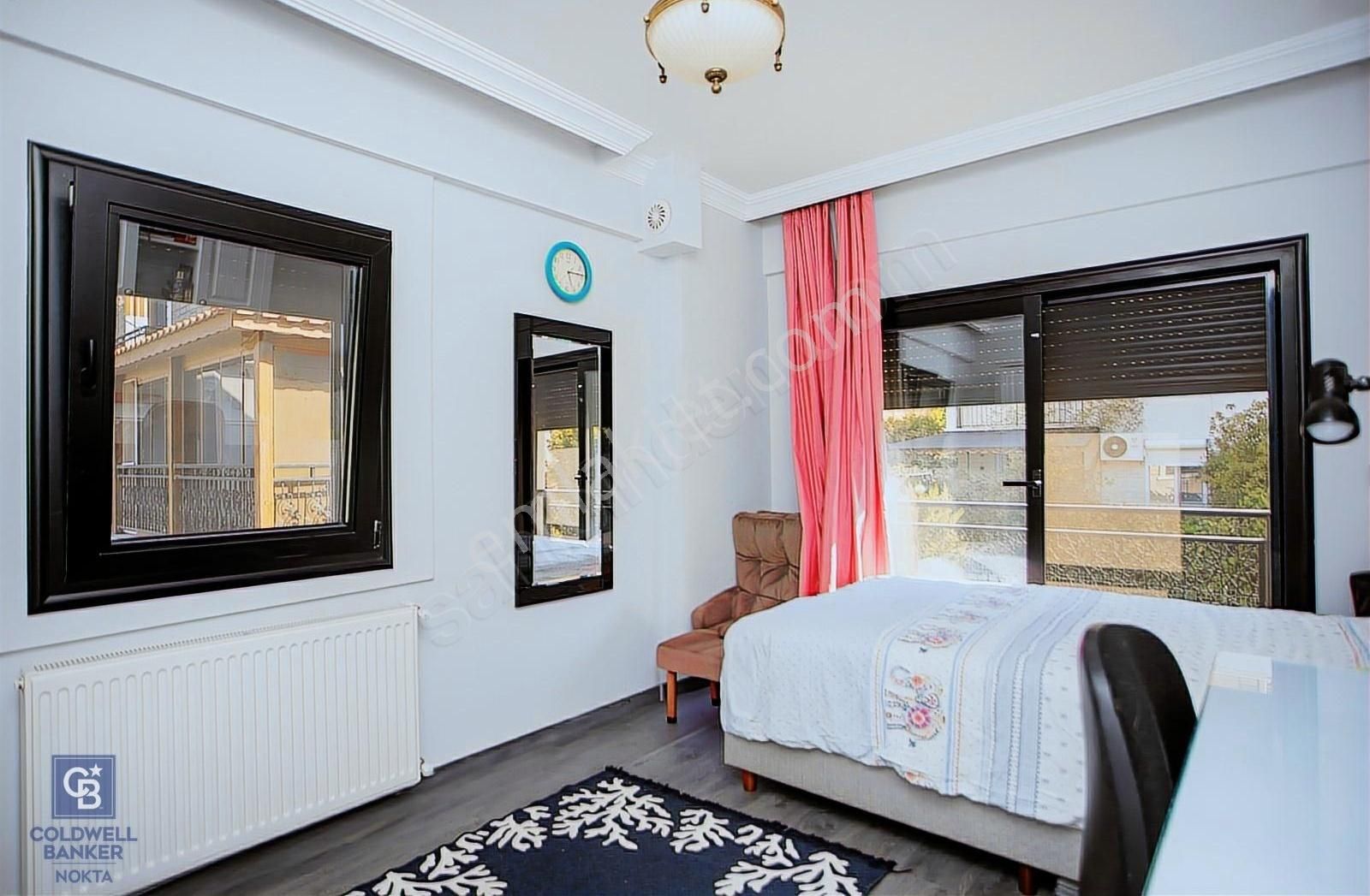 Yenifoça'da Deniz Manzaralı Satılık 3+2 Tripleks Villa - Görsel 11