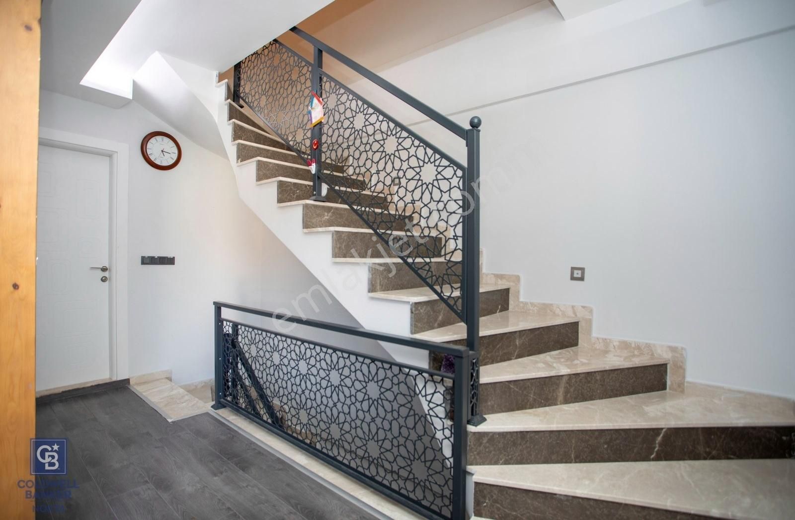 Yenifoça'da Deniz Manzaralı Satılık 3+2 Tripleks Villa - Görsel 3