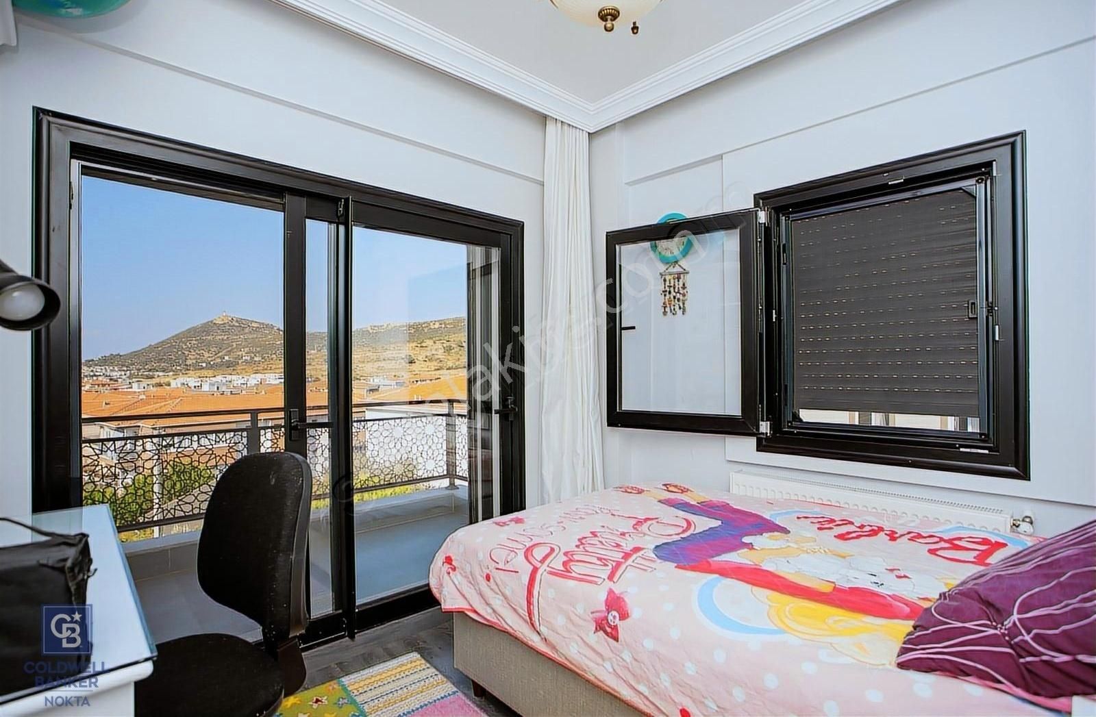 Yenifoça'da Deniz Manzaralı Satılık 3+2 Tripleks Villa - Görsel 20