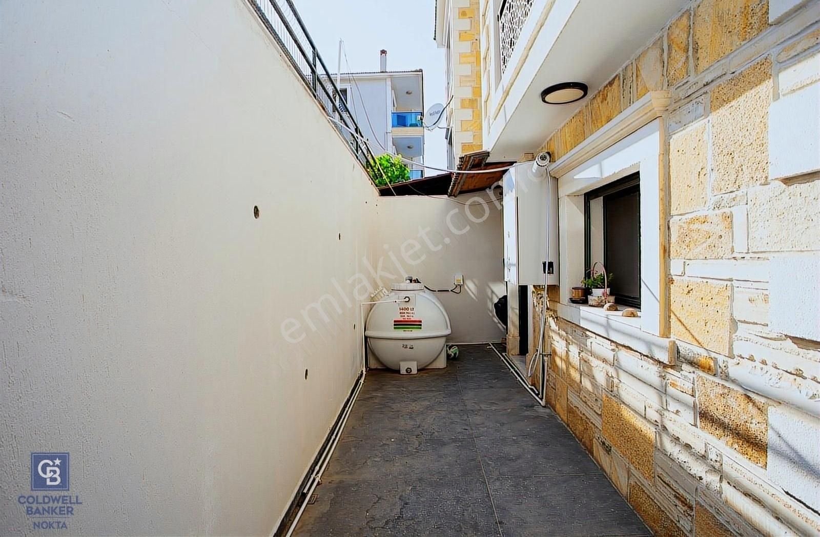 Yenifoça'da Deniz Manzaralı Satılık 3+2 Tripleks Villa - Görsel 7