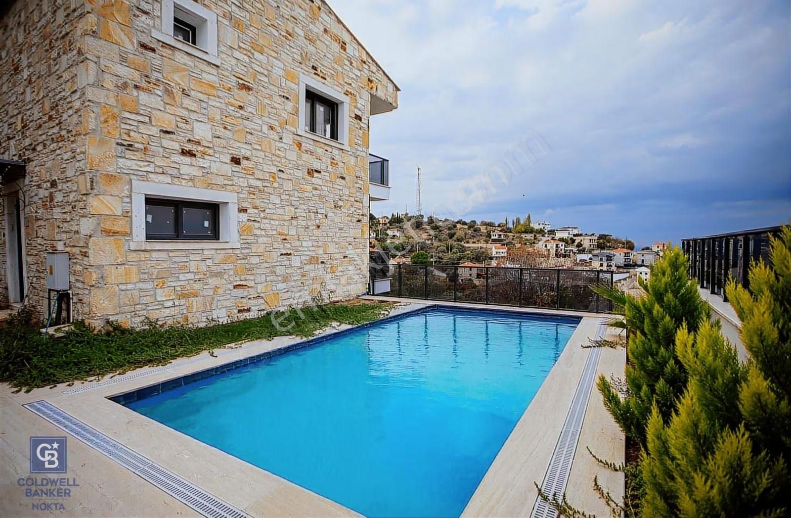 Yenifoça Donatkent Mevkiinde Satılık Havuzlu 3+1 Müstakil Villa