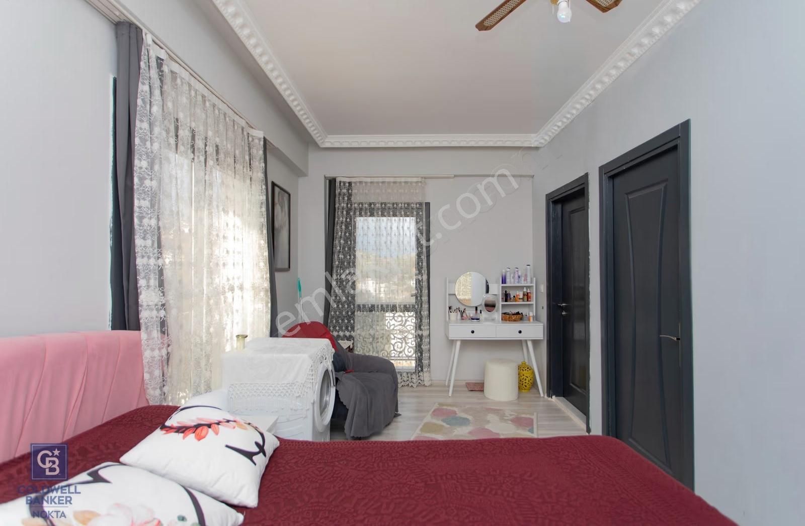 Yenifoça'da Eşyalı Satılık Müstakil 3+1 Havuzlu Tripleks - Görsel 35