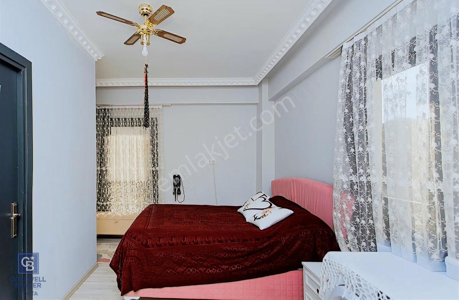 Yenifoça'da Eşyalı Satılık Müstakil 3+1 Havuzlu Tripleks - Görsel 8