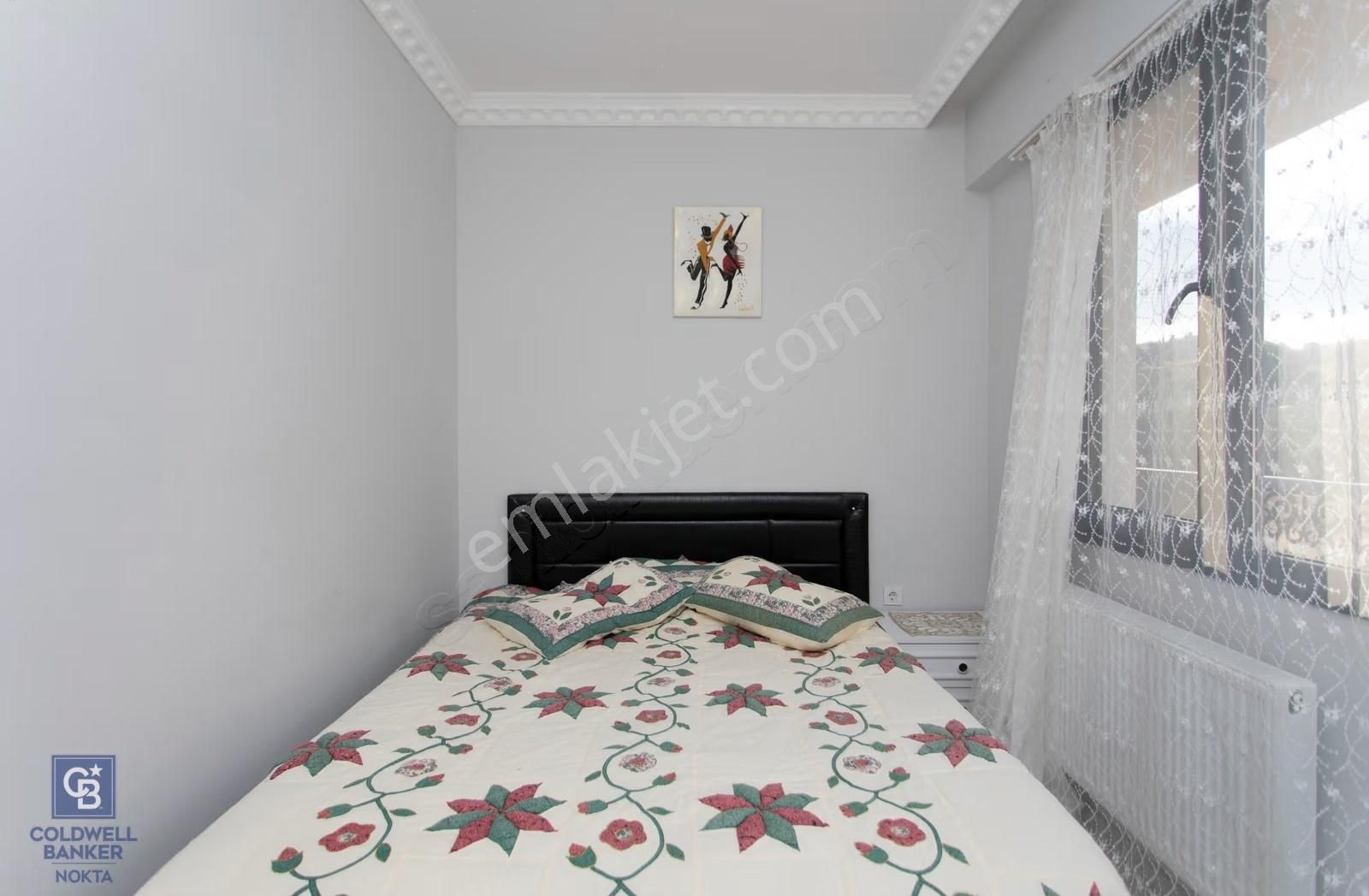 Yenifoça'da Eşyalı Satılık Müstakil 3+1 Havuzlu Tripleks - Görsel 28