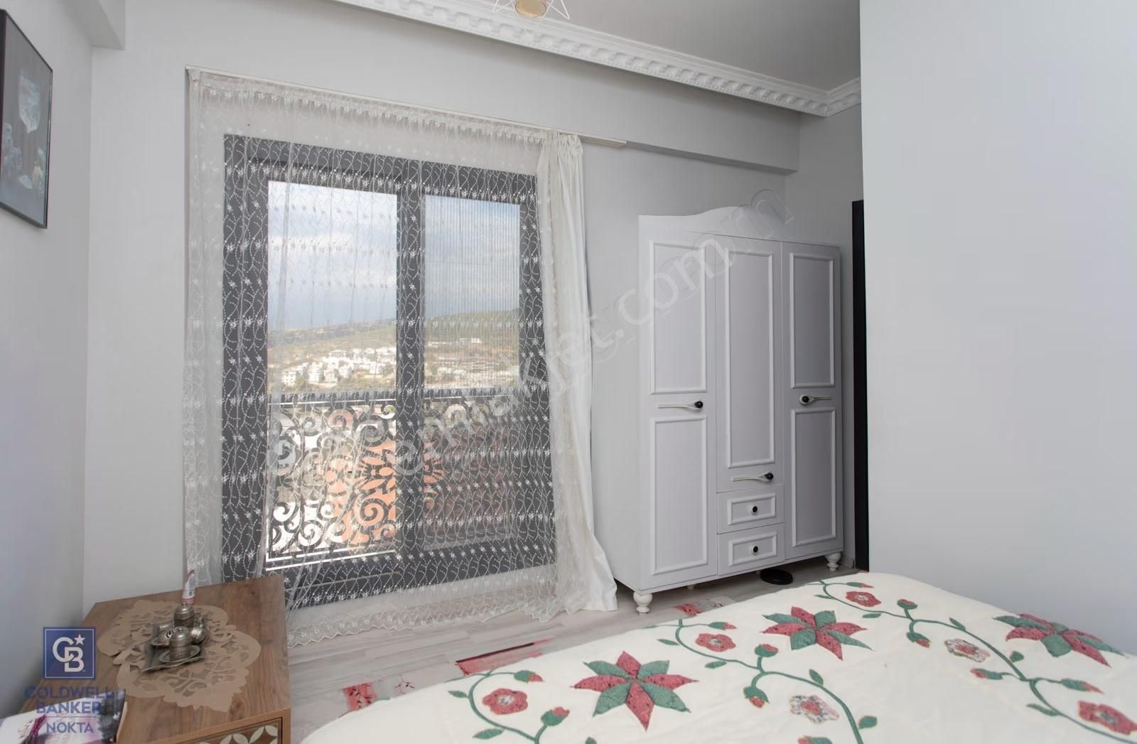 Yenifoça'da Eşyalı Satılık Müstakil 3+1 Havuzlu Tripleks - Görsel 5