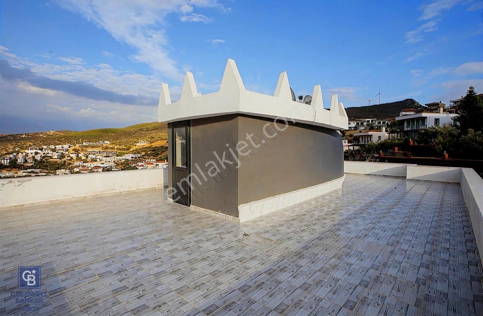 Yenifoça'da Eşyalı Satılık Müstakil 3+1 Havuzlu Tripleks - Görsel 23