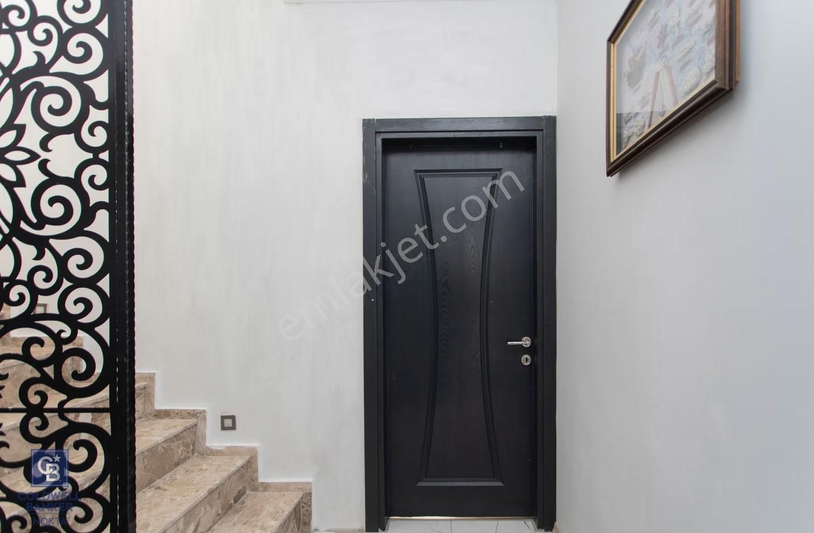 Yenifoça'da Eşyalı Satılık Müstakil 3+1 Havuzlu Tripleks - Görsel 7