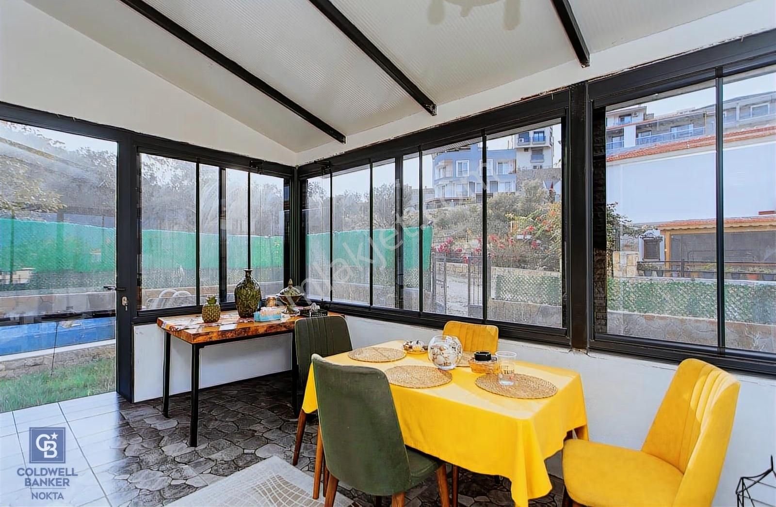 Yenifoça'da Eşyalı Satılık Müstakil 3+1 Havuzlu Tripleks - Görsel 19