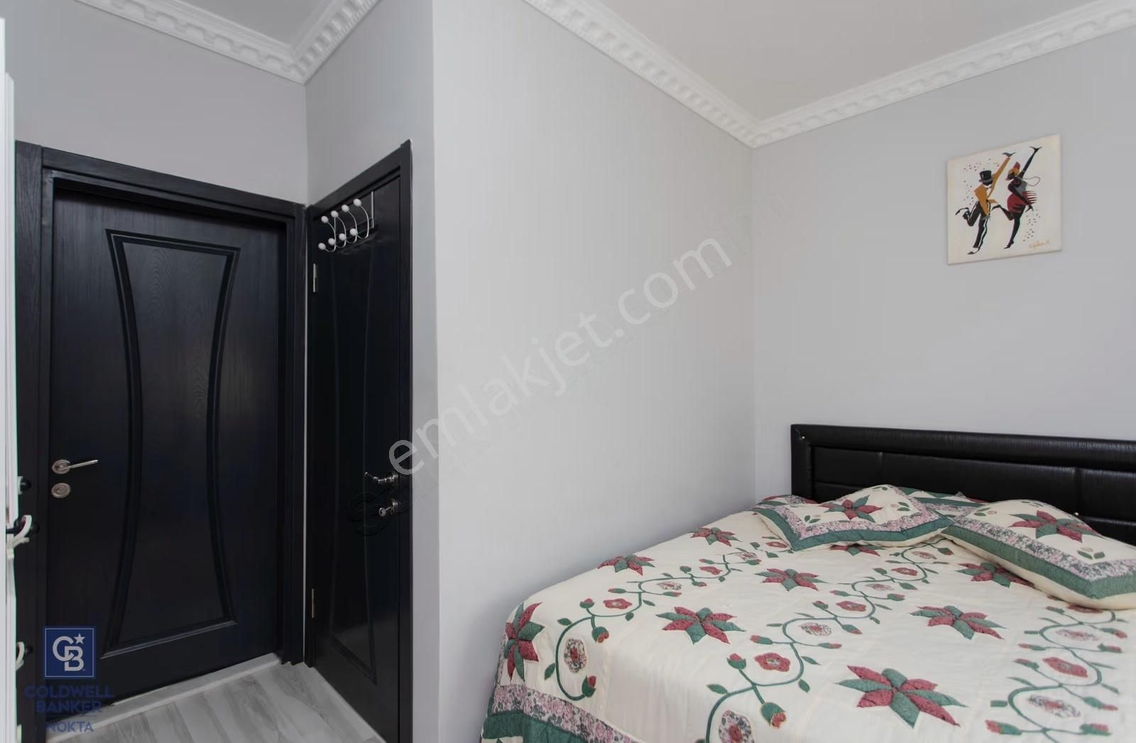 Yenifoça'da Eşyalı Satılık Müstakil 3+1 Havuzlu Tripleks - Görsel 32