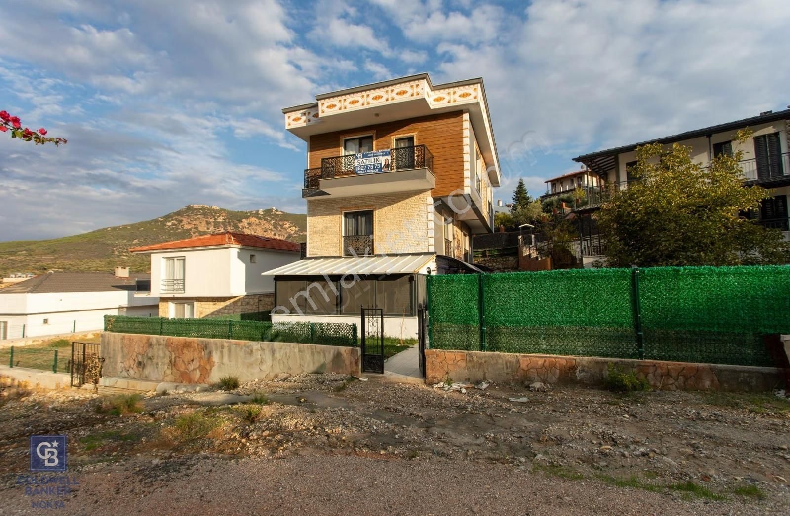 Yenifoça'da Eşyalı Satılık Müstakil 3+1 Havuzlu Tripleks - Görsel 29