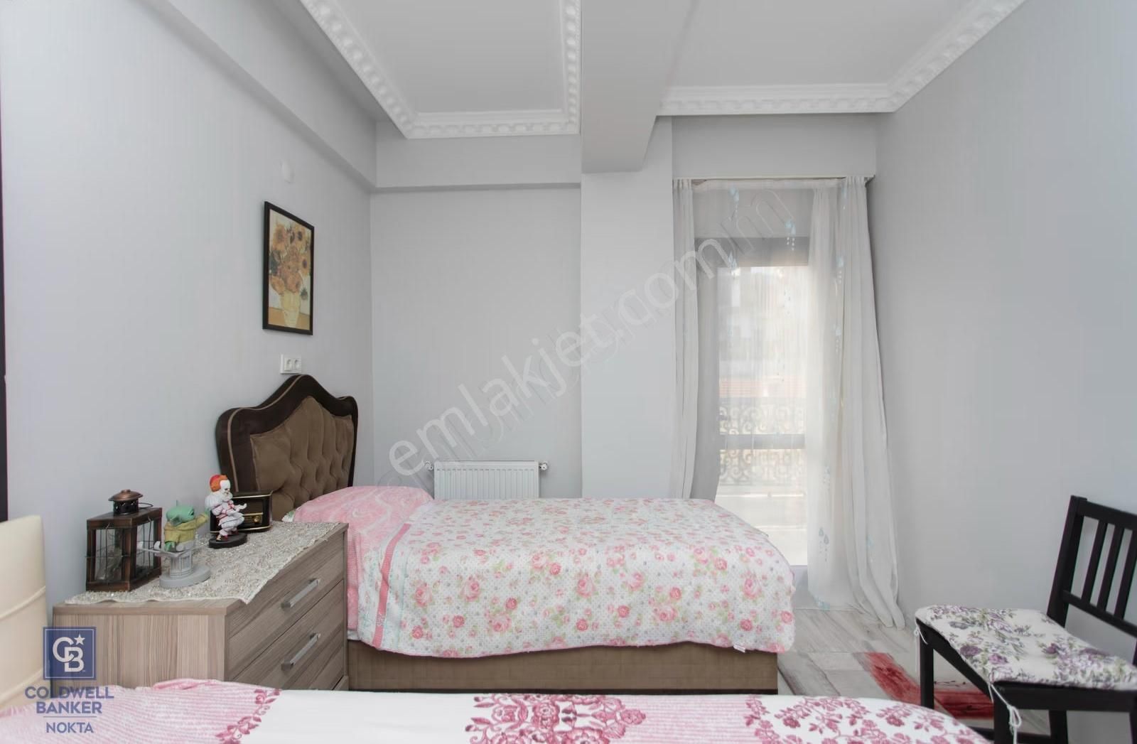 Yenifoça'da Eşyalı Satılık Müstakil 3+1 Havuzlu Tripleks - Görsel 20