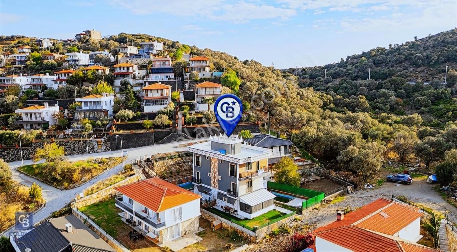 Yenifoça'da Eşyalı Satılık Müstakil 3+1 Havuzlu Tripleks - Görsel 16